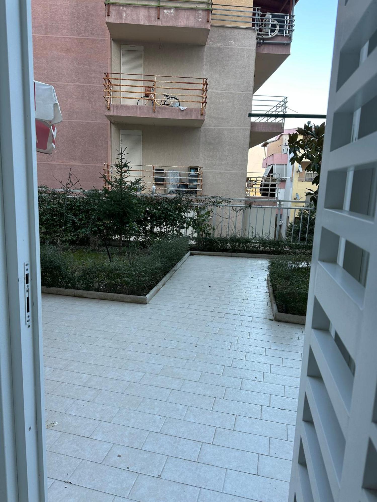 Dry Lake Apartment Tirana Exteriör bild